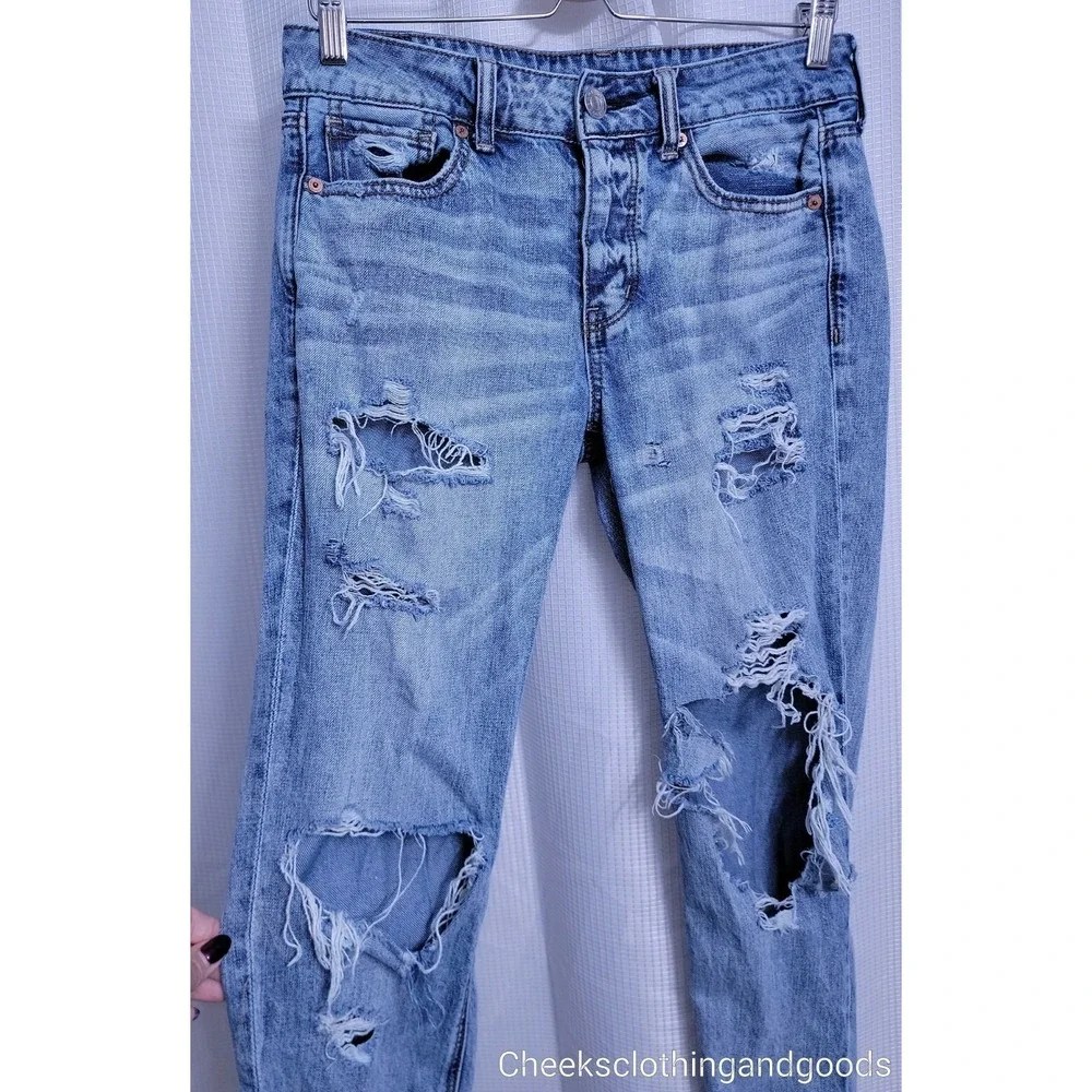 American Eagle Tomgirl Distressed Light Wash Button Fly Jeans size 4 Regular